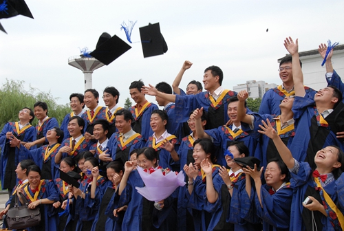 都要穿上一套学位服,去参加毕业典礼,不参加毕业典礼,也要穿上它去照